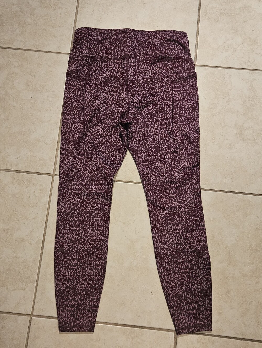 All In Motion SZ M Red/Pink Printed Athletic Leggings Side Pockets NWOT - Picture 3 of 11
